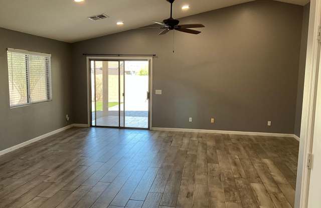 Corner home with 3 bedroom 2 bath Gallery 4