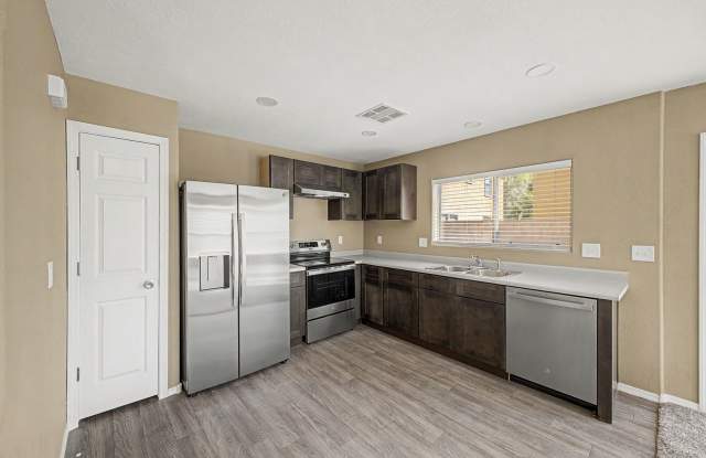 Fully Updated Laveen Home | Modern Living + Prime 202 Access Gallery 3