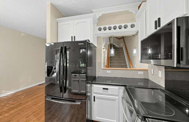Charming 2BR 3.5 Bath Townhome in Arvada Next to Allendale Park Gallery 4