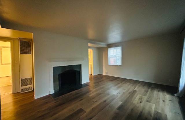 Charming 2 Bedroom House with Fenced Yard in Fairmount Park Neighborhood Gallery 4