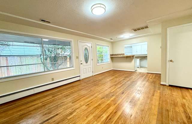Quiet and Cozy Two Bed in SW Portland 5 plex_~ Open Floor Plan~ Washer/Dryer Hook Ups~ Great Shared Outdoor Space~ Off Street Parking! Gallery 1