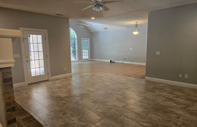 FOR RENT in HARRIS COUNTY with SWIMMING POOL! Available NOW! Gallery 4
