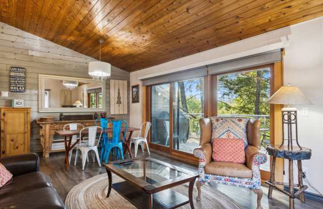 2 bedroom, 2 bathroom Whitefish Condo, steps away from Whitefish Lake, minutes from the ski slopes! - 300 Bay Point Drive, Whitefish, MT 59937