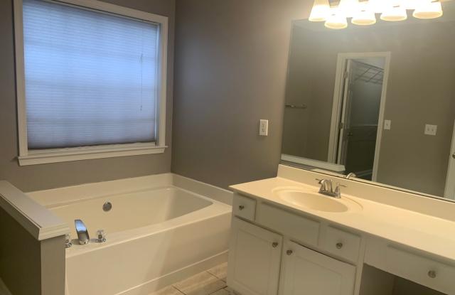 Spacious 3BR Alpharetta Home with Pool, Tennis, Washer/Dryer & Private Backyard Gallery 3