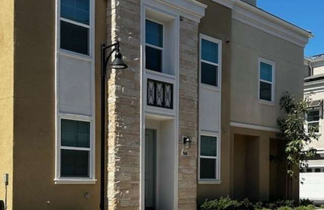 SPACIOUS 3 BEDROOM 3.5 BATH TRI-STORY TOWNHOME photos photos