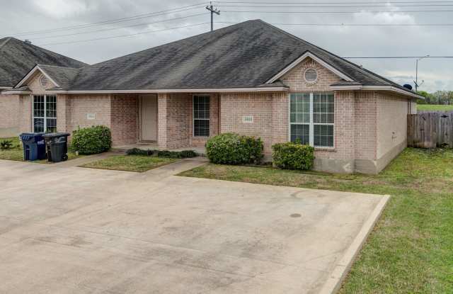 Beautiful 3 Bed, 3 Bath Duplex in South College Station! - 3746 Oldenburg Lane, College Station, TX 77845