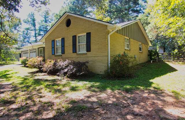 AVAILABLE NOW! - 3 Bedroom 2 Bathroom Open Floorplan Gallery 3