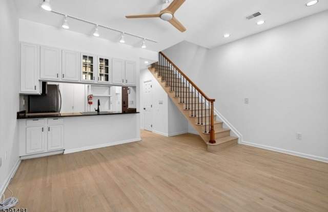 159 Palisade Ave Unit 2R - 159 Palisade Avenue, Jersey City, NJ 07306