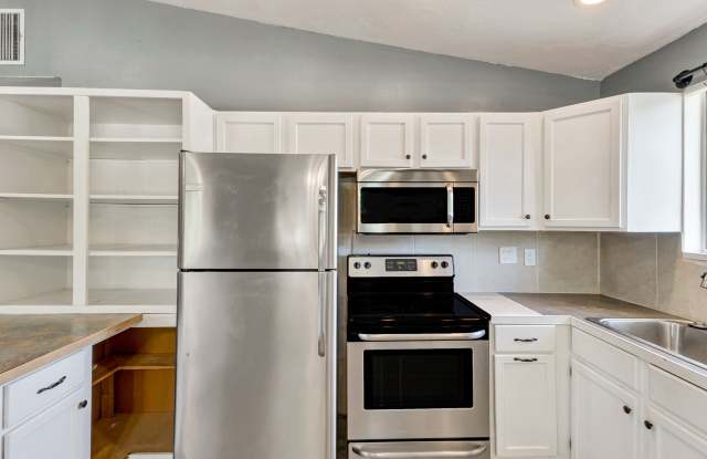 Spacious 5 Bed, 3 Bath with Sunroom Gallery 4