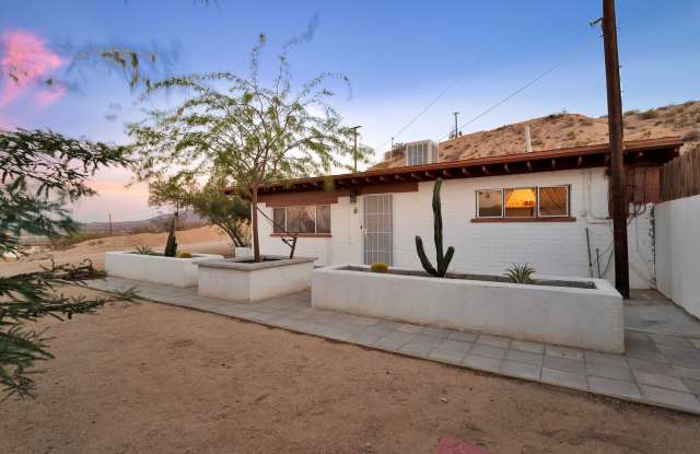 1 Bedroom - Fully Furnished - Hilltop Home w Views! - Free Internet Gallery 3