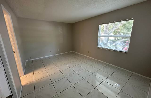 Cozy 3 Bedroom/2 bathroom Townhouse Gallery 4