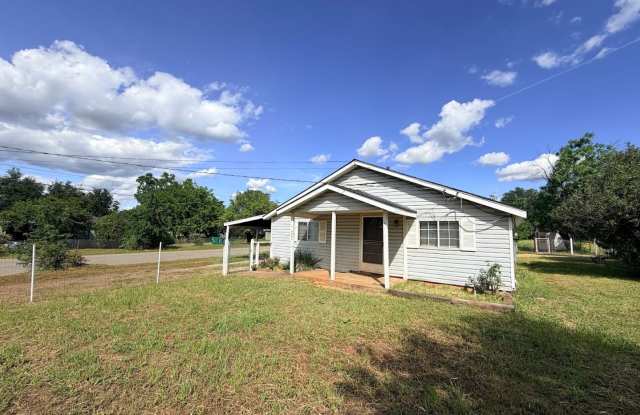Well maintained home in convenient location w/seasonal landscaping incl. photos photos Well maintained home in convenient location w/seasonal landscaping incl. photos photos