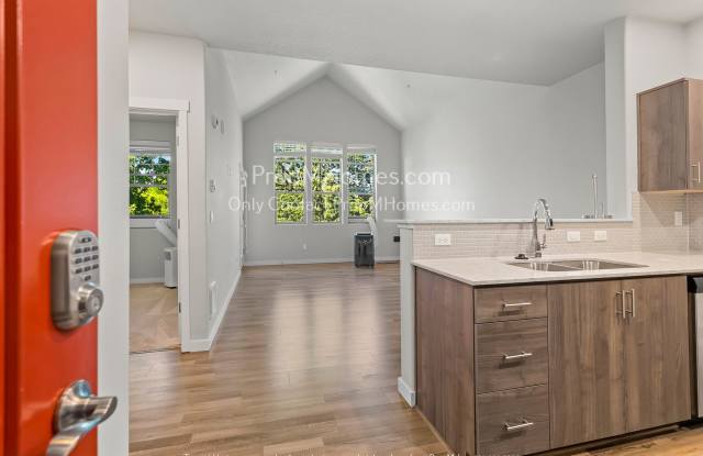 One Bedroom Condo in the Heart of North Bethany - Top Floor with Vaulted Ceilings! Gallery 1