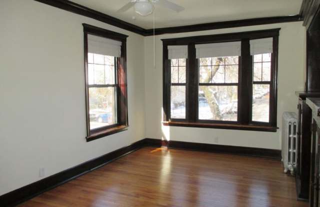 4633 North Damen Gallery 2