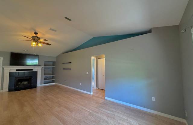 Open Concept 3/2 in Millhopper Station! Gallery 4