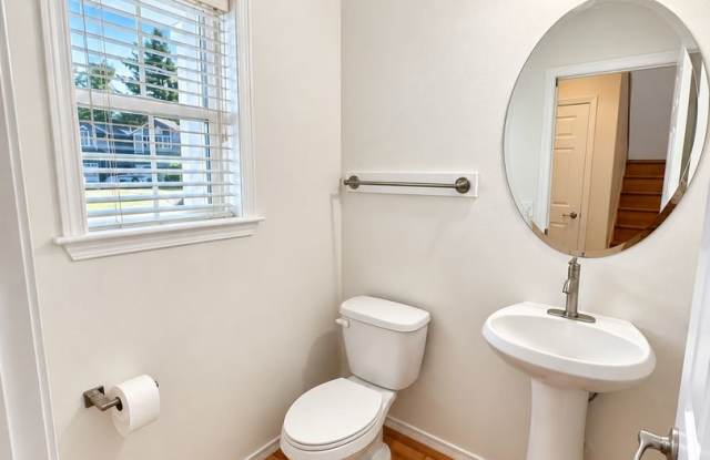 3bd/2.5ba Lynnwood Home Gallery 4