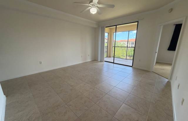 ANNUAL RENTAL - POSITANO PLACE - UNFURNISHED 1 BED/1 BATH WITH LAKE VIEW AND NEW APPLIANCES! Gallery 4