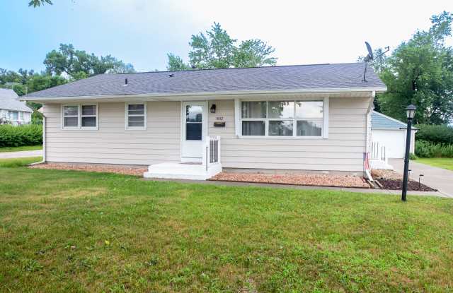 802 40th Street Southeast - 802 40th Street Southeast, Cedar Rapids, IA 52403