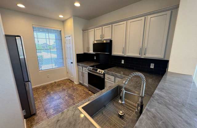 3bd/2ba 1374 sq ft in Chandler with POOL Gallery 3