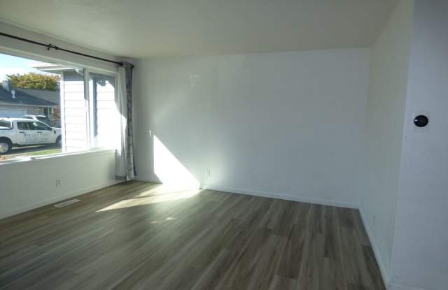 3 Bedroom 1 Bathroom House off Center St Gallery 3