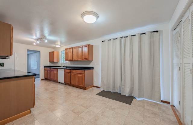 **Move-In Special**Spacious Single-Level Rambler with Fenced Yard, Bonus Room & Garage! Gallery 4
