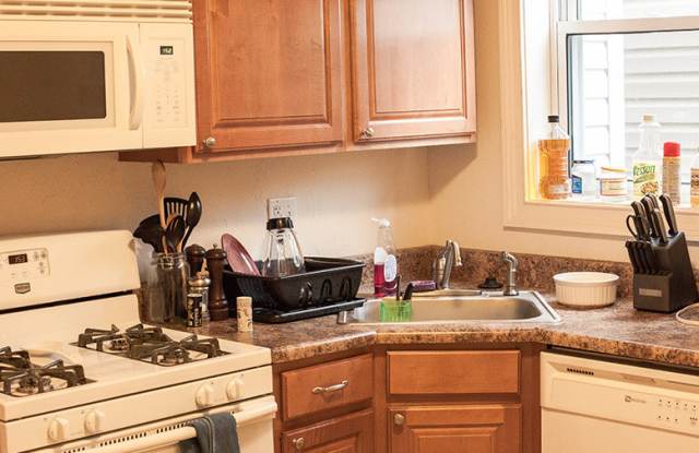 Southside 3 bed / 3 full bathrooms!  Central Air - 1st Floor Laundry Gallery 3