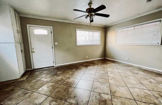 Spacious private back house Studio fresh and clean, with shared courtyard space. Gallery 3