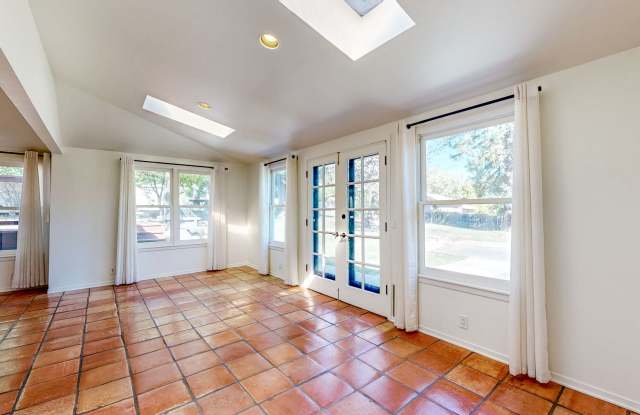 Bright and Spacious 1 Bedroom 1 Bathroom Cottage! Water, PGE, and Garbage Included! Gallery 4