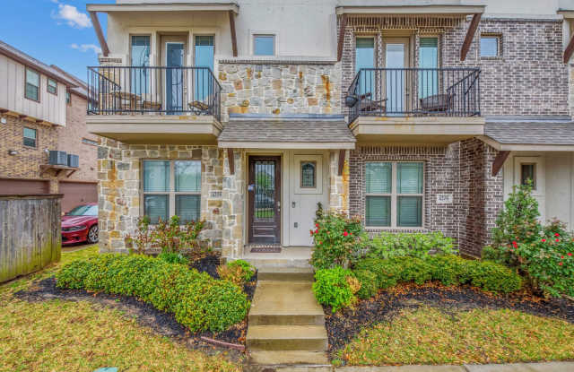 JUNE 2027! 4 BED/4.5 BATH FULLY FURNISHED TOWNHOME BEHIND NORTHGATE! Gallery 1