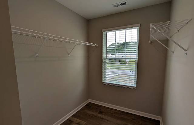Room in 5 Bedroom Home at Reeves St Gallery 3