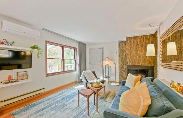 Cozy Top-Floor 2BR | Mountain Balcony Retreat Gallery 3