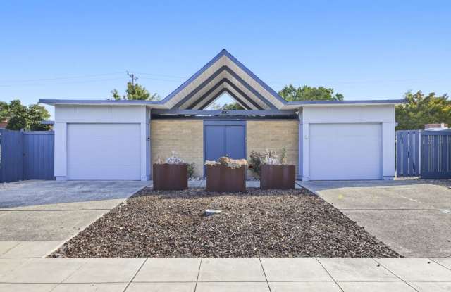 Charming 4+ Bed, 2 Bath Eichler in Desirable Greenmeadow Gallery 1