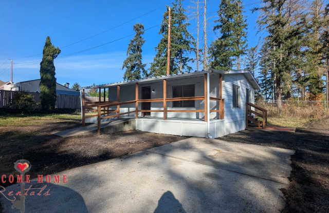 Huge fenced lot - bring your boat, trucks, RV! Has air conditioning!! - 10009 South Sheridan Avenue, Parkland, WA 98444