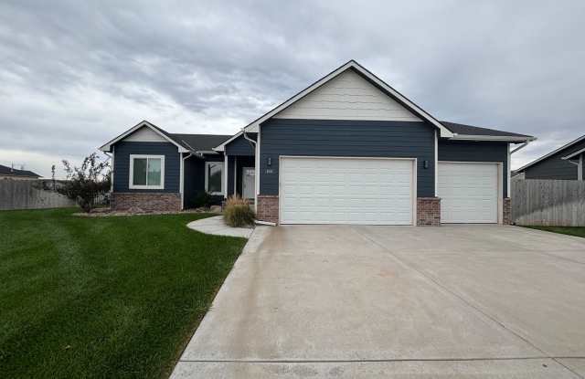 Spacious 5-Bedroom Home with Basement & Huge Yard Gallery 1