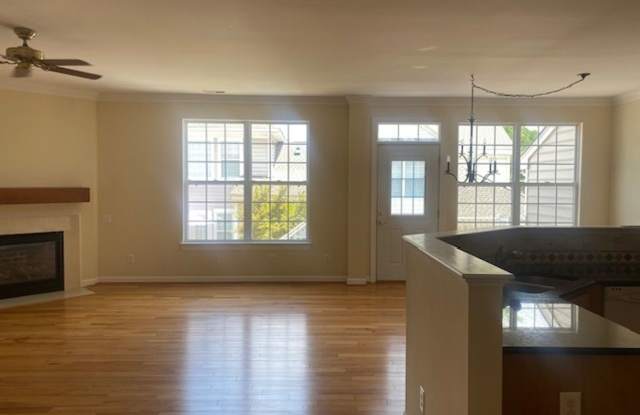 Available now, Townhome in Powahtan Place Gallery 3