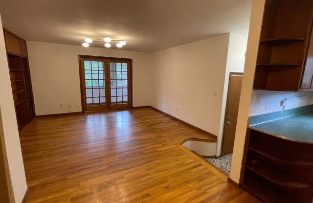 Great 2nd Floor 2 Bedroom, 1 Bath In Duckpond photos photos
