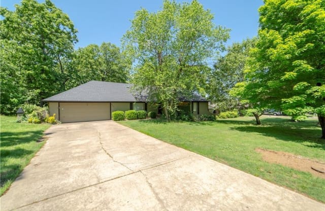 939 East Oaks Manor Drive - 939 East Oaks Manor Drive, Fayetteville, AR 72703