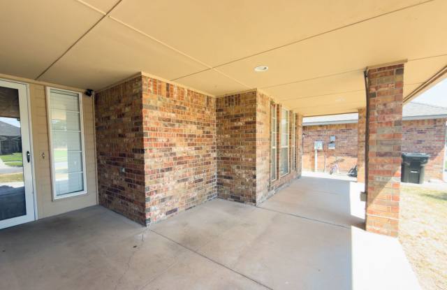 Beautiful Home with Lots of Space + Storage + Office Gallery 4