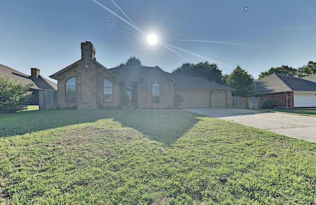 Beautiful and Spacious 3 Bedroom 2 Bathroom Home in Yukon Schools with Storm Shelter Gallery 3
