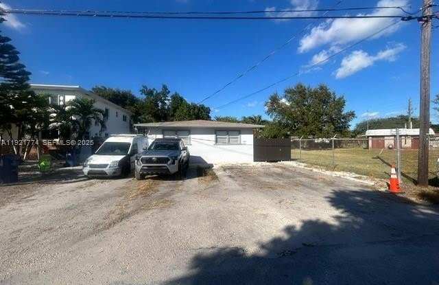 2931 NW 47th St photos photos