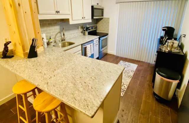 Charming 3BR Townhome in Hunter Gallery 4