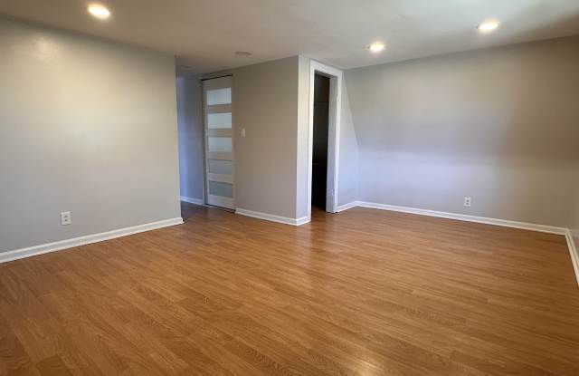 5239 W Strong St Gallery 1
