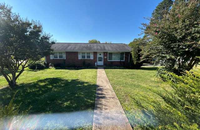 Beautiful 3 bed 3 bath home with finished basement - 501 Longview Drive, Johnson City, TN 37604