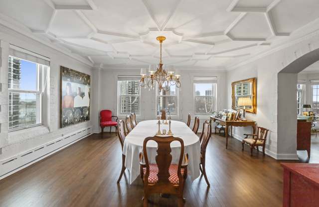 534 West Stratford Place Gallery 2