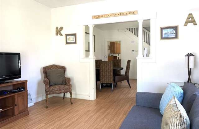 208 North Summit Street Gallery 3