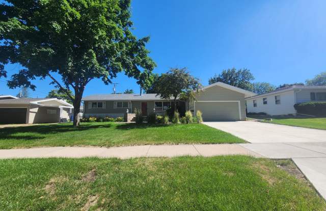 Spacious 5-Bedroom Home Near McKennan Park photos photos