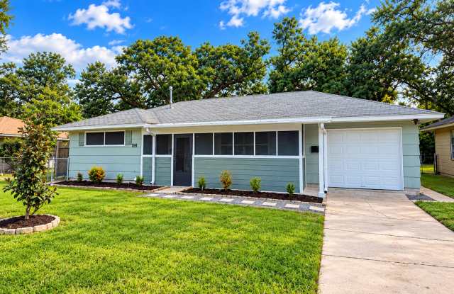 Beautiful & Spacious 3/2/1 Home in Lake Jackson ! Gallery 1