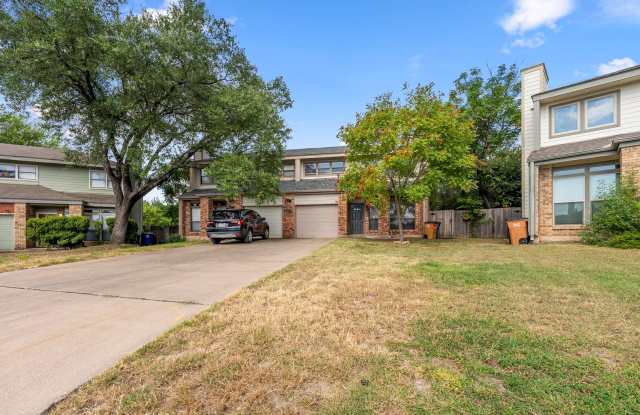 Stunning 2 bedrooms, 2.5 bathrooms home in Hillcrest Village!!! - 8302 Bradford Edward Cove, Austin, TX 78759