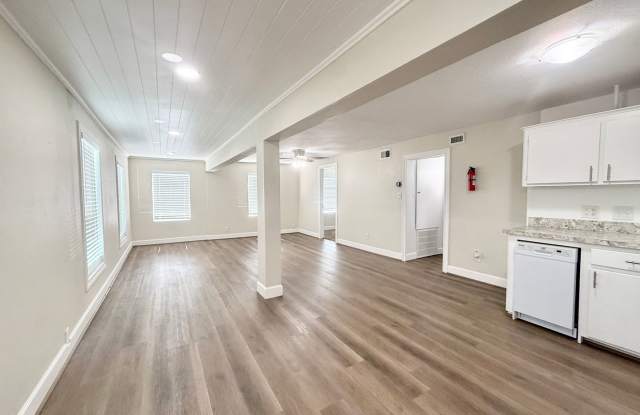 Adorable 2/1 Home in Surfside !! Gallery 4