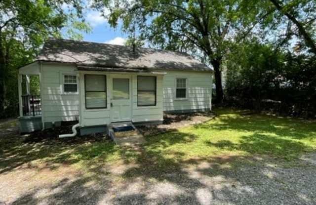 Maryville 37804 - 2 bedroom, 1 bath home Short term lease option - Call Debra Johnson 865-591-8281 - 1208 McArthur Road, Eagleton Village, TN 37804